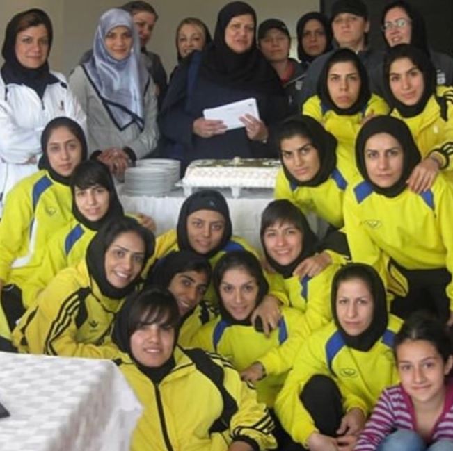 ईरान की पूर्व फुटबॉलर शिवा अमीनी का आयतुल्लाह शासन पर तीखा हमला – ‘मासूम बच्चों को मार डाला’